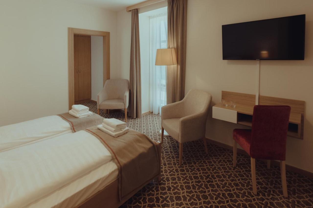 Brigaderos Hotel Brigadir Borsi Luaran gambar