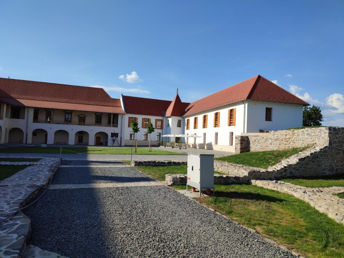Brigaderos Hotel Brigadir Borsi Luaran gambar